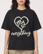 Mockup Boxy Heavyweight Tee Black female close-up 02