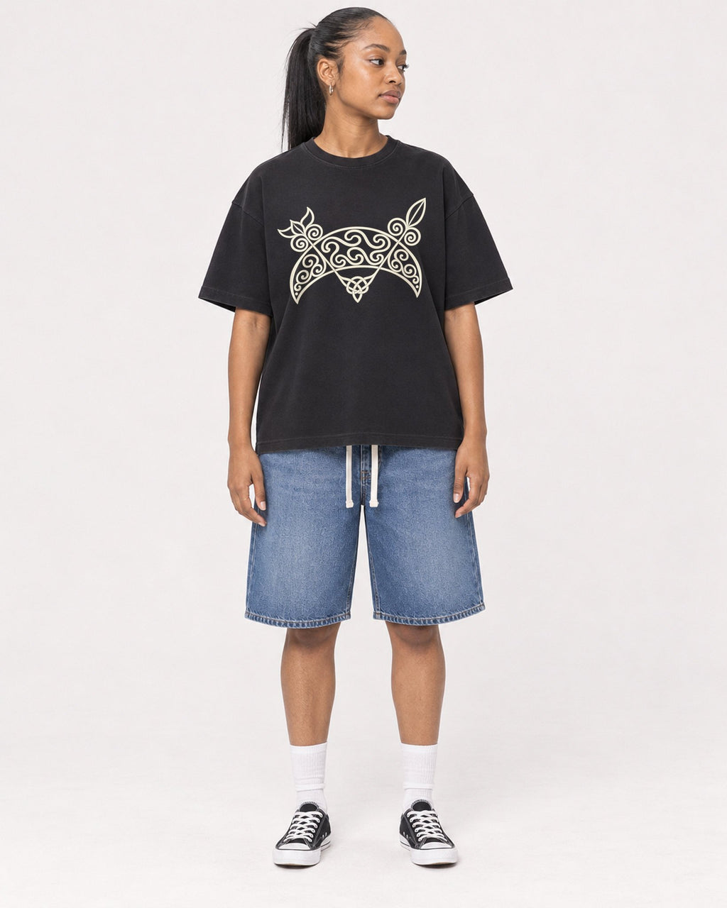 Mockup Boxy Heavyweight Tee Black female full-body 25
