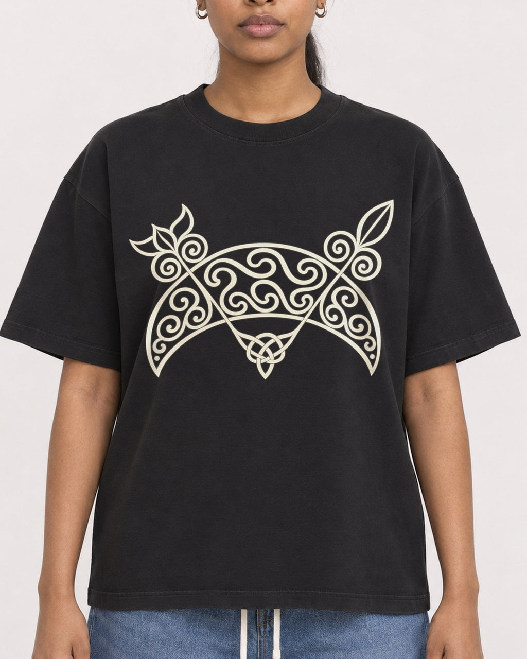 Mockup Boxy Heavyweight Tee Black female close-up 25