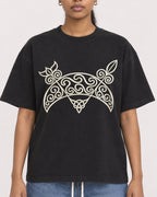 Mockup Boxy Heavyweight Tee Black female close-up 25