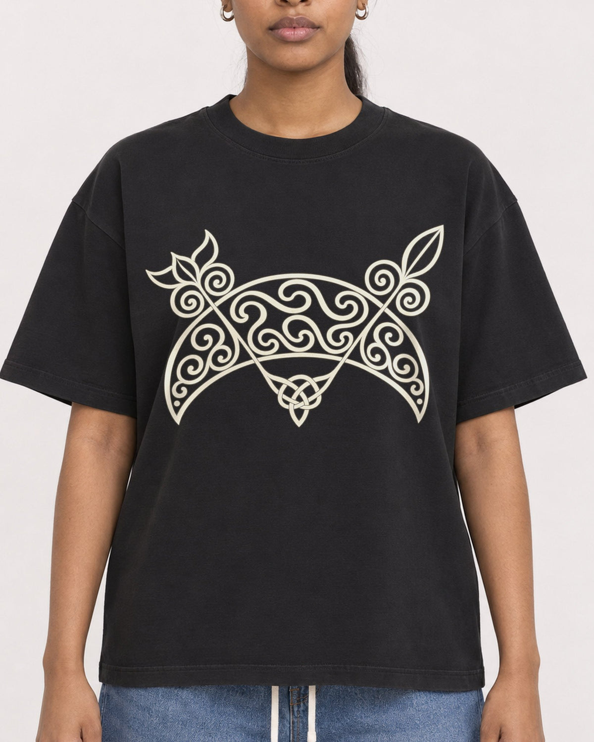 Mockup Boxy Heavyweight Tee Black female close-up 25