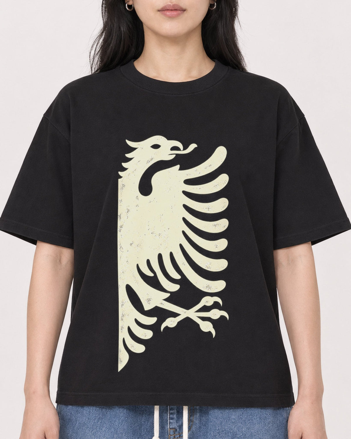Mockup Boxy Heavyweight Tee Black female close-up 13