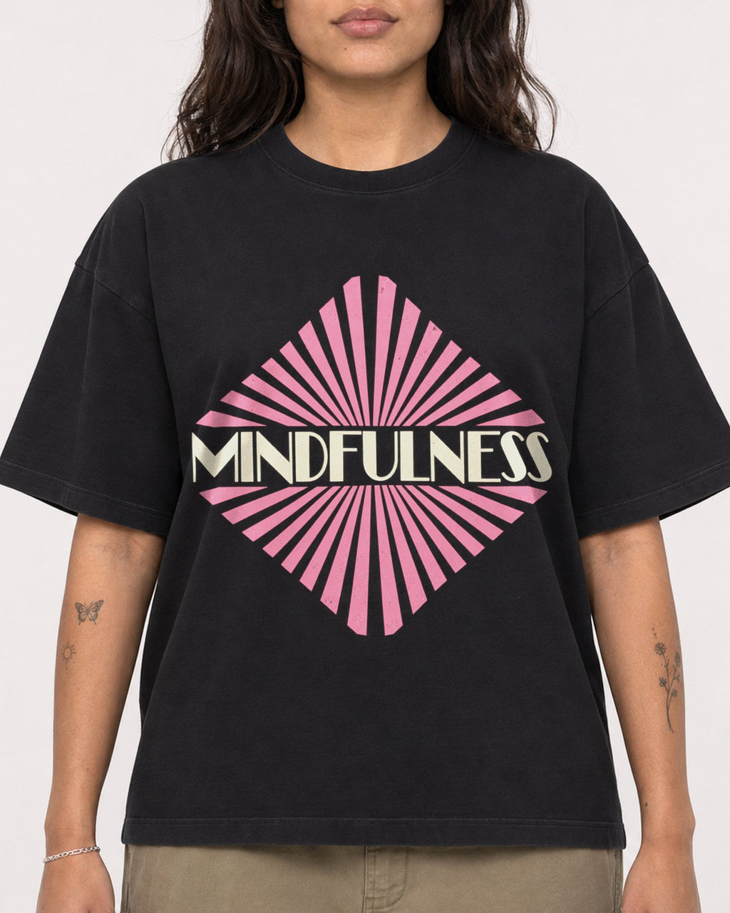 Mockup Boxy Heavyweight Tee Black female close-up 06