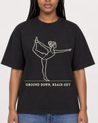 Mockup Boxy Heavyweight Tee Black female close-up 04