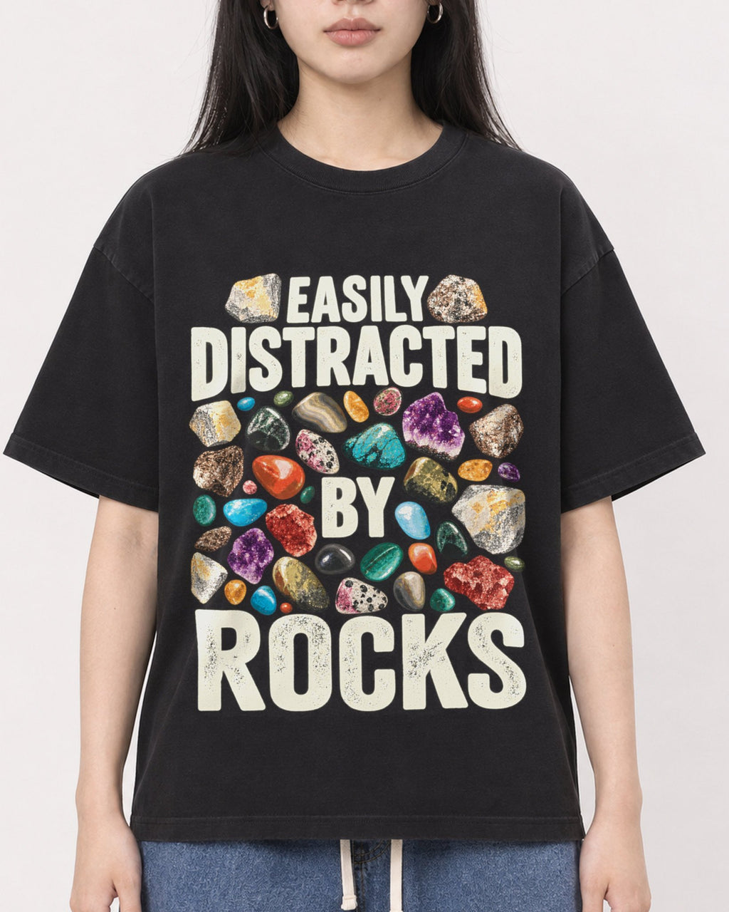 Mockup Boxy Heavyweight Tee Black female close-up 01