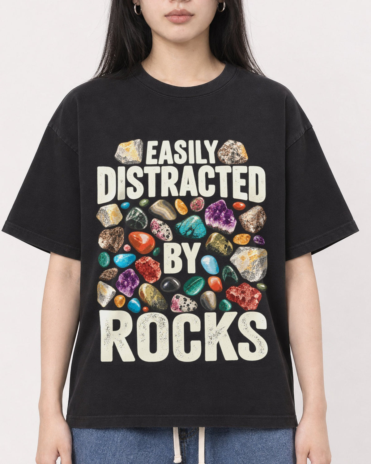 Mockup Boxy Heavyweight Tee Black female close-up 01