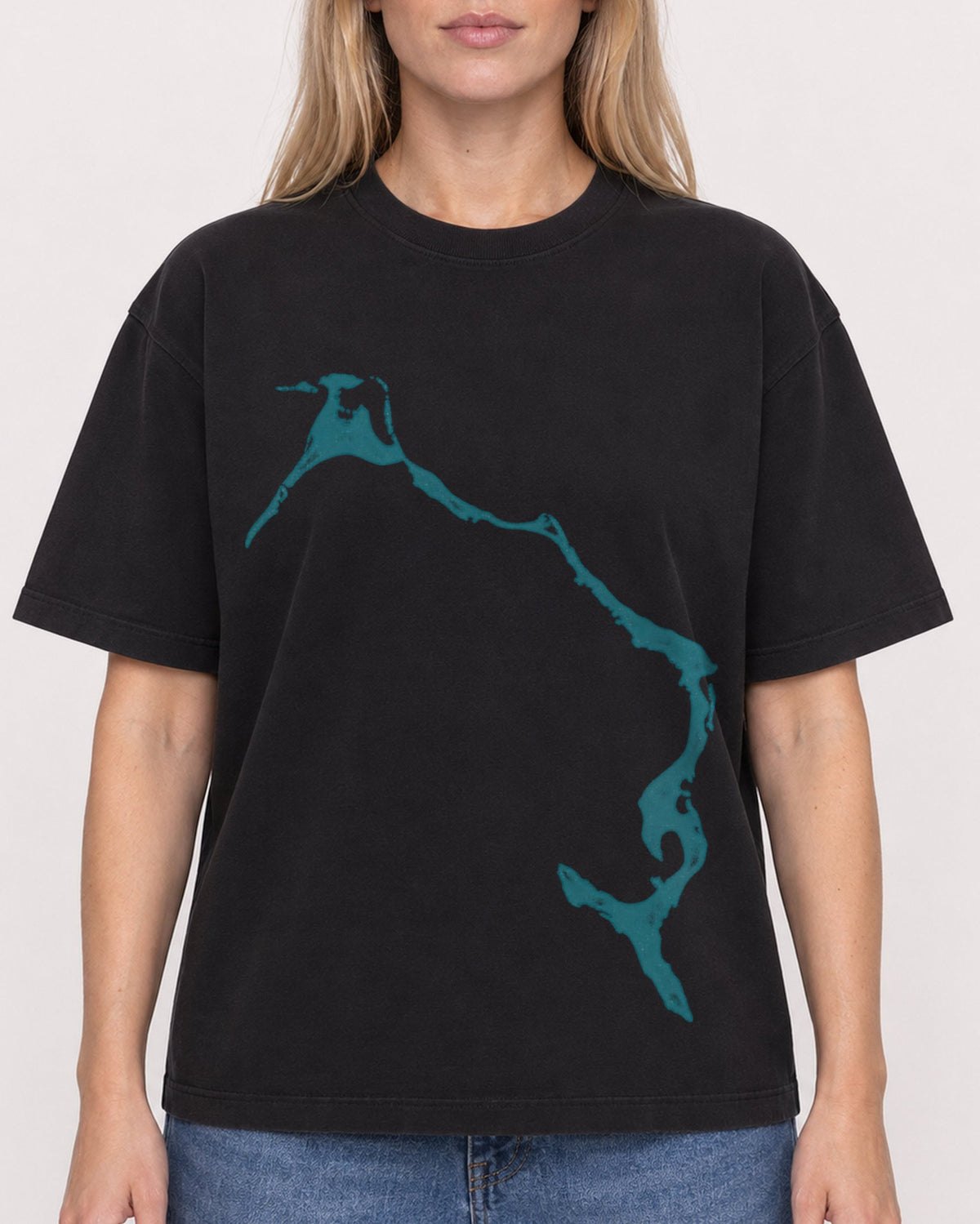 Mockup Boxy Heavyweight Tee Black female close-up 08