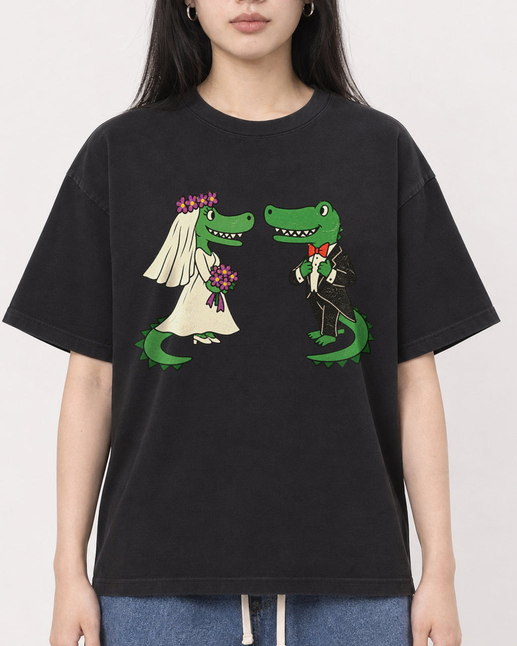 Mockup Boxy Heavyweight Tee Black female close-up 01