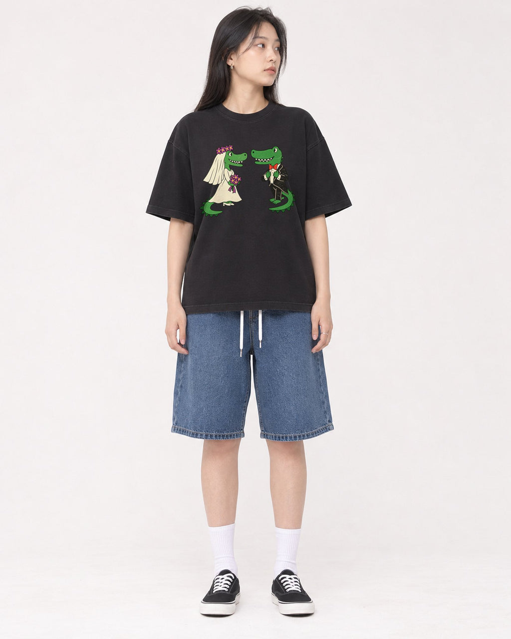 Mockup Boxy Heavyweight Tee Black female full-body 01