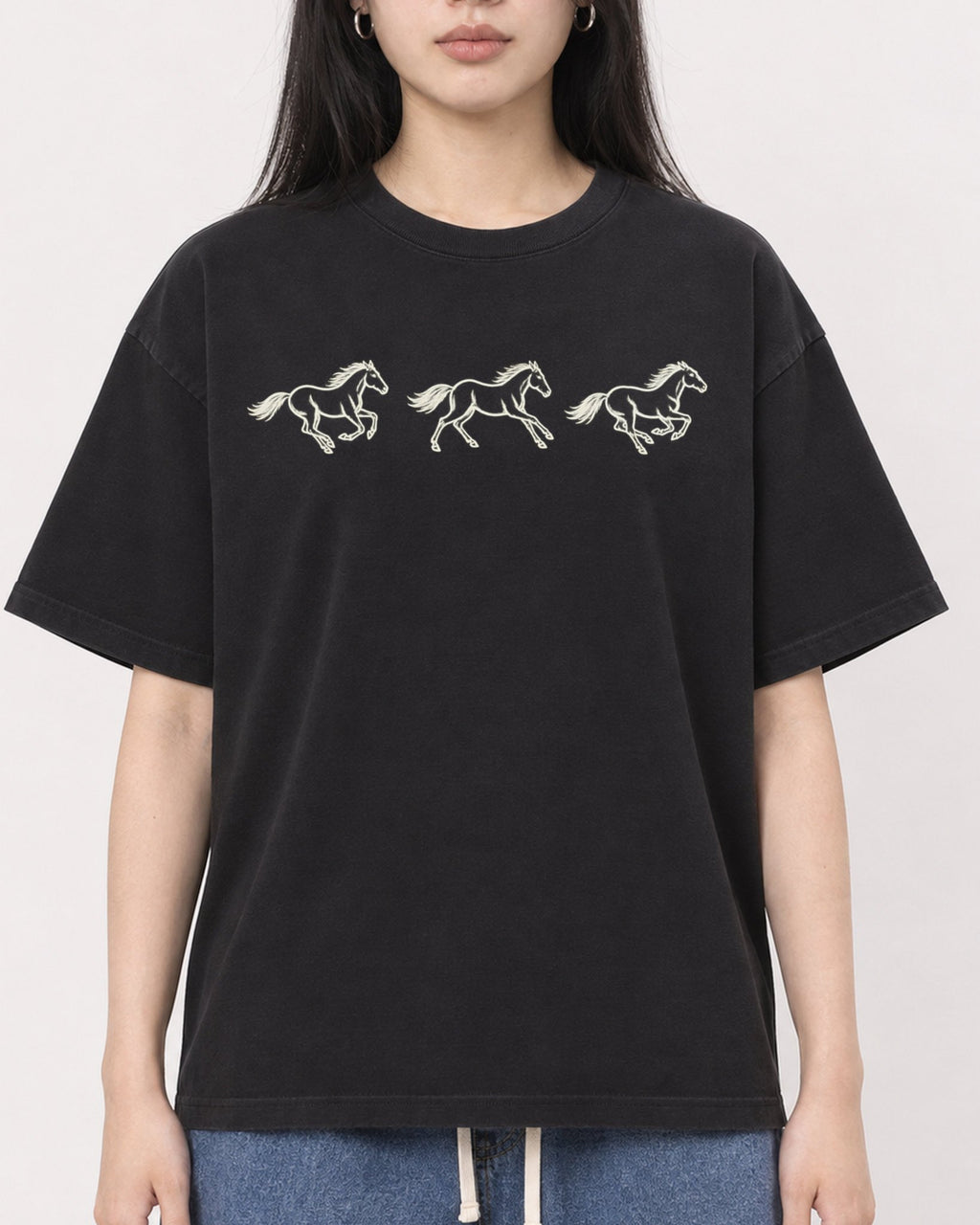 Mockup Boxy Heavyweight Tee Black female close-up 01