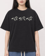 Mockup Boxy Heavyweight Tee Black female close-up 01