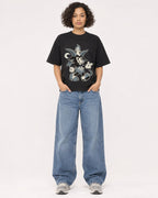 Mockup Boxy Heavyweight Tee Black female full-body 40