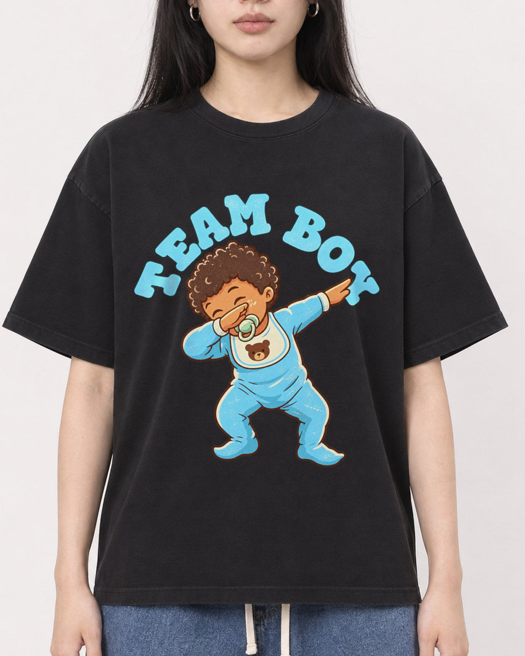 Mockup Boxy Heavyweight Tee Black female close-up 01