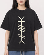 Mockup Boxy Heavyweight Tee Black female close-up 01