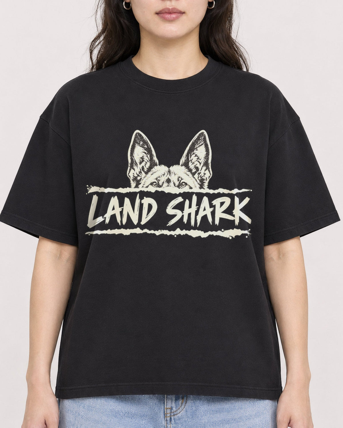 Mockup Boxy Heavyweight Tee Black female close-up 03