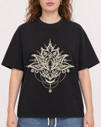 Mockup Boxy Heavyweight Tee Black female close-up 09
