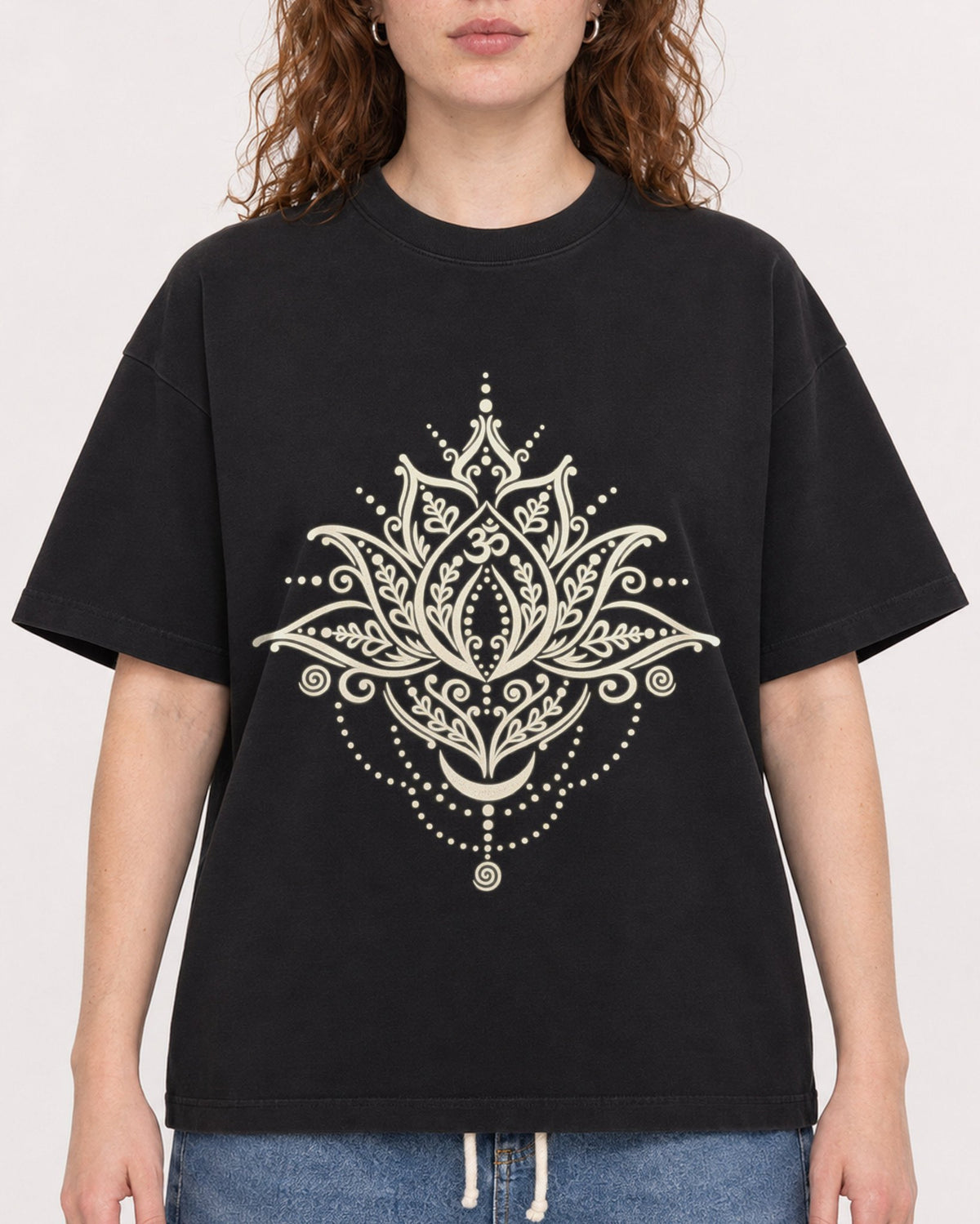 Mockup Boxy Heavyweight Tee Black female close-up 09