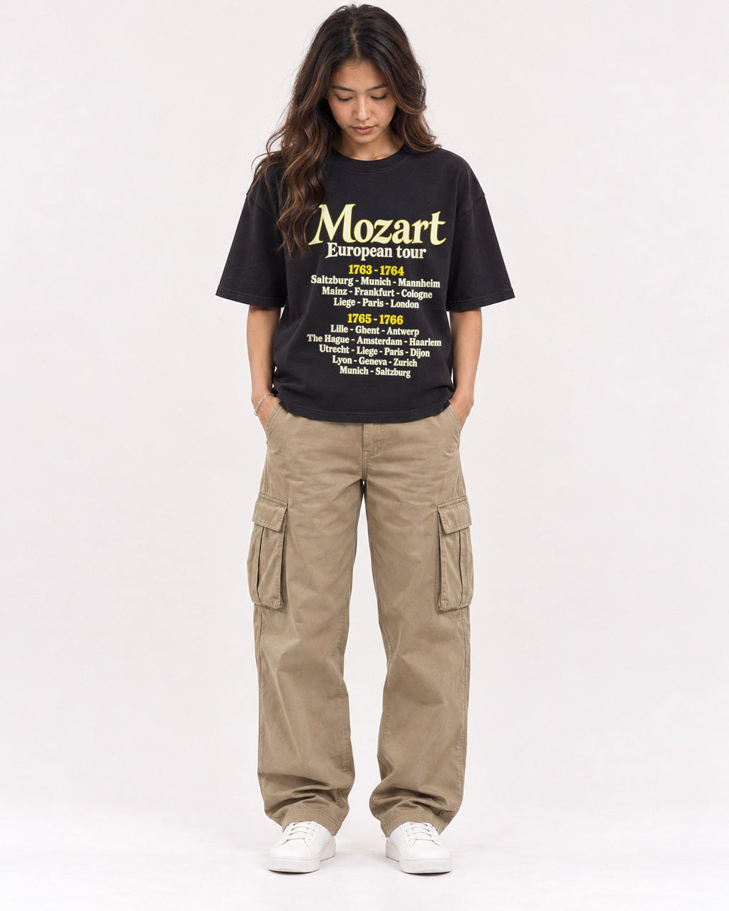 Mockup Boxy Heavyweight Tee Black female full-body 02