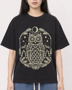 Mockup Boxy Heavyweight Tee Black female close-up 01