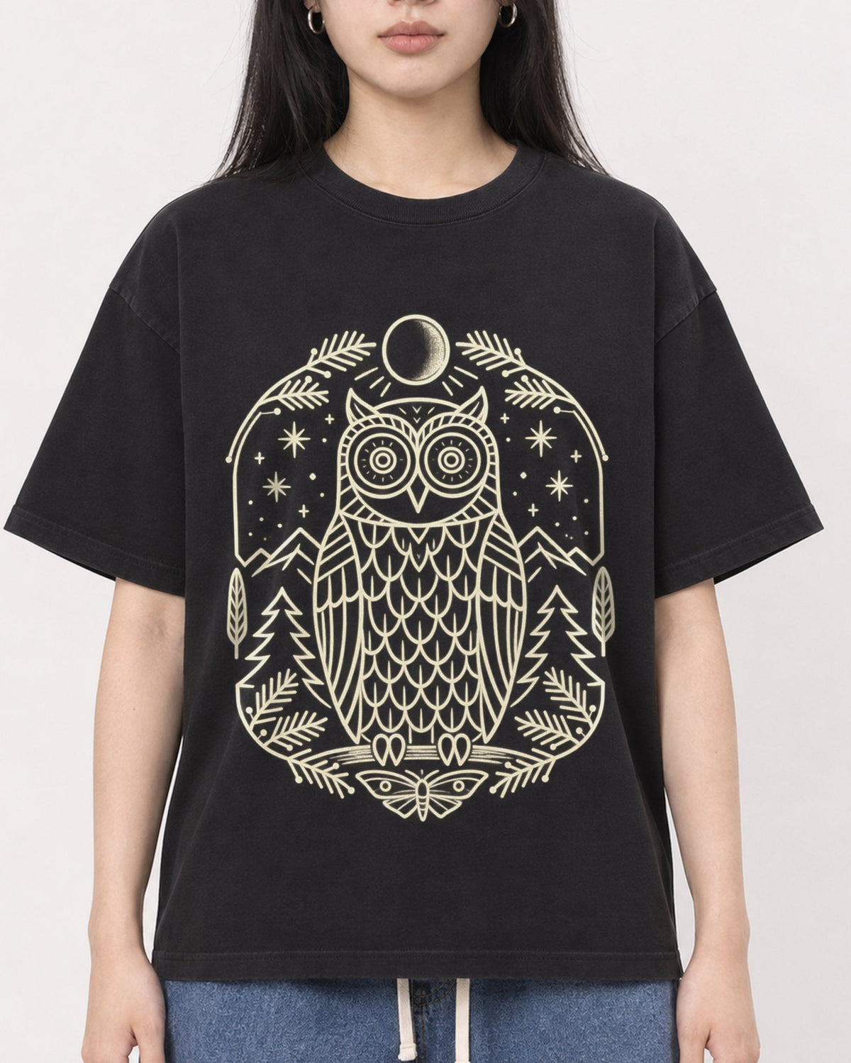 Mockup Boxy Heavyweight Tee Black female close-up 01
