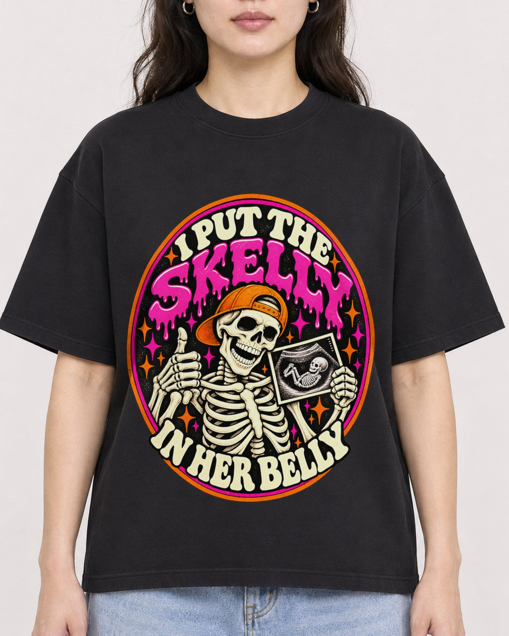 Mockup Boxy Heavyweight Tee Black female close-up 03