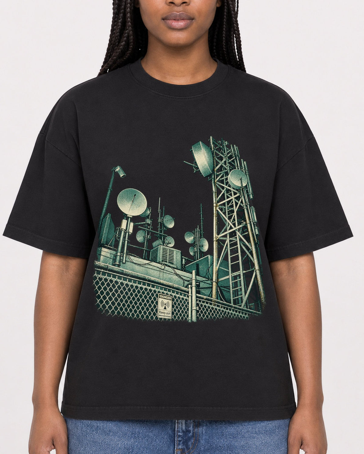 Mockup Boxy Heavyweight Tee Black female close-up 04