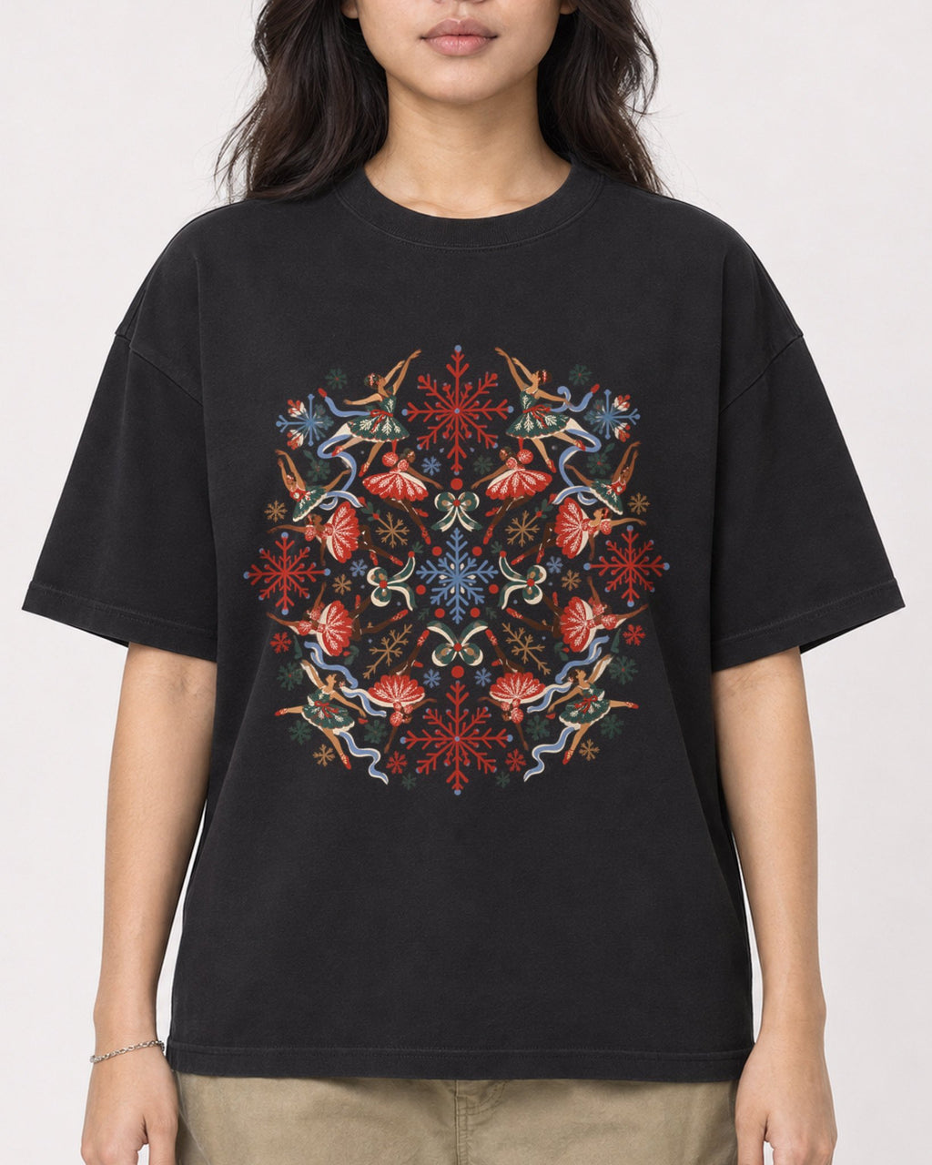 Mockup Boxy Heavyweight Tee Black female close-up 02