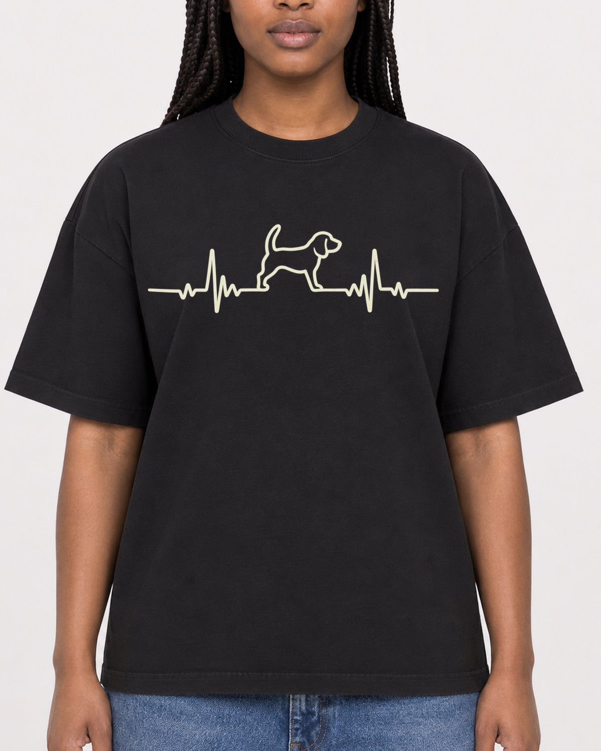 Mockup Boxy Heavyweight Tee Black female close-up 04