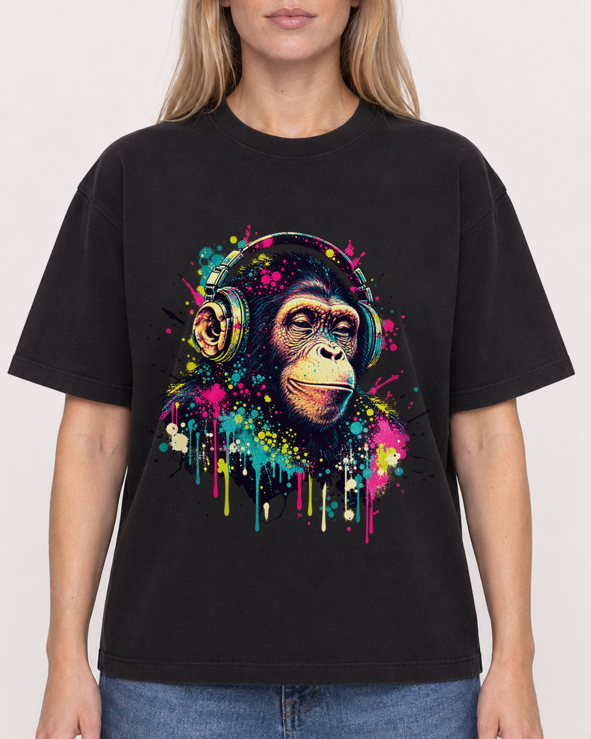 Mockup Boxy Heavyweight Tee Black female close-up 08