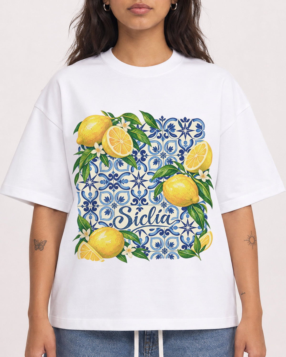 Mockup Boxy Heavyweight Tee White female close-up 06