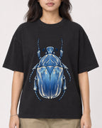Mockup Boxy Heavyweight Tee Black female close-up 02