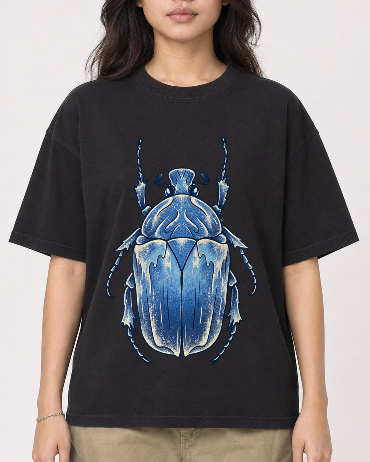 Mockup Boxy Heavyweight Tee Black female close-up 02