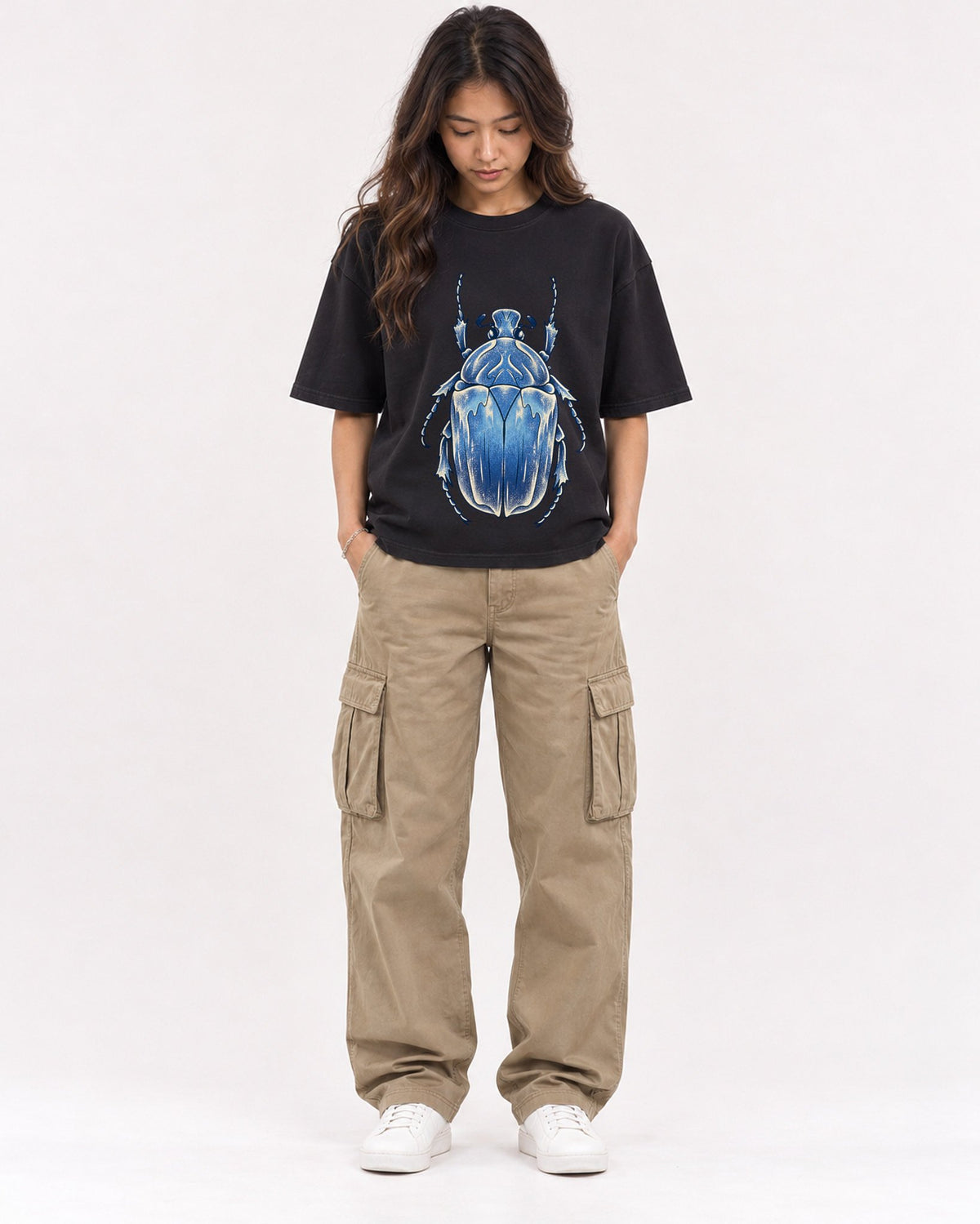 Mockup Boxy Heavyweight Tee Black female full-body 02