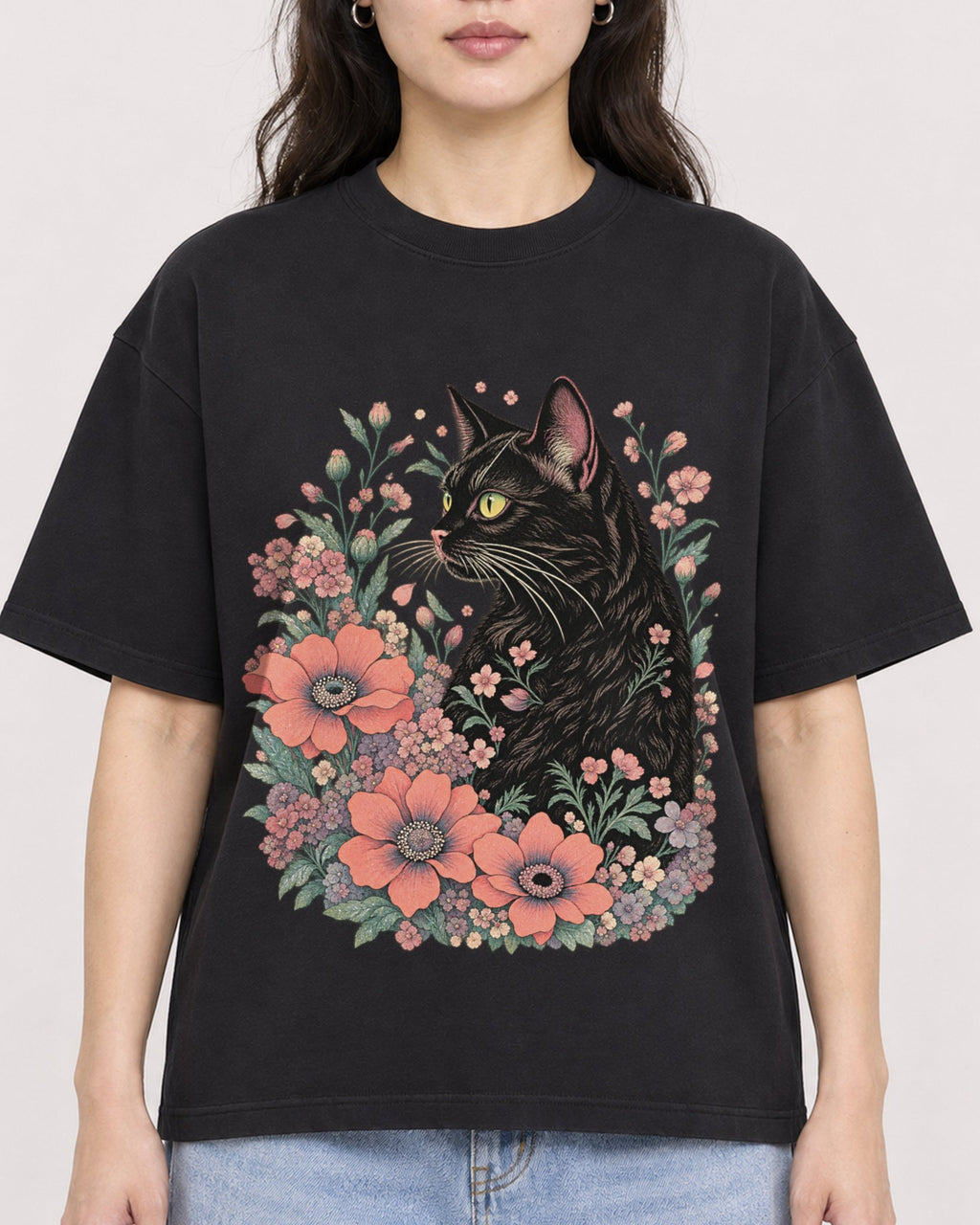 Mockup Boxy Heavyweight Tee Black female close-up 03
