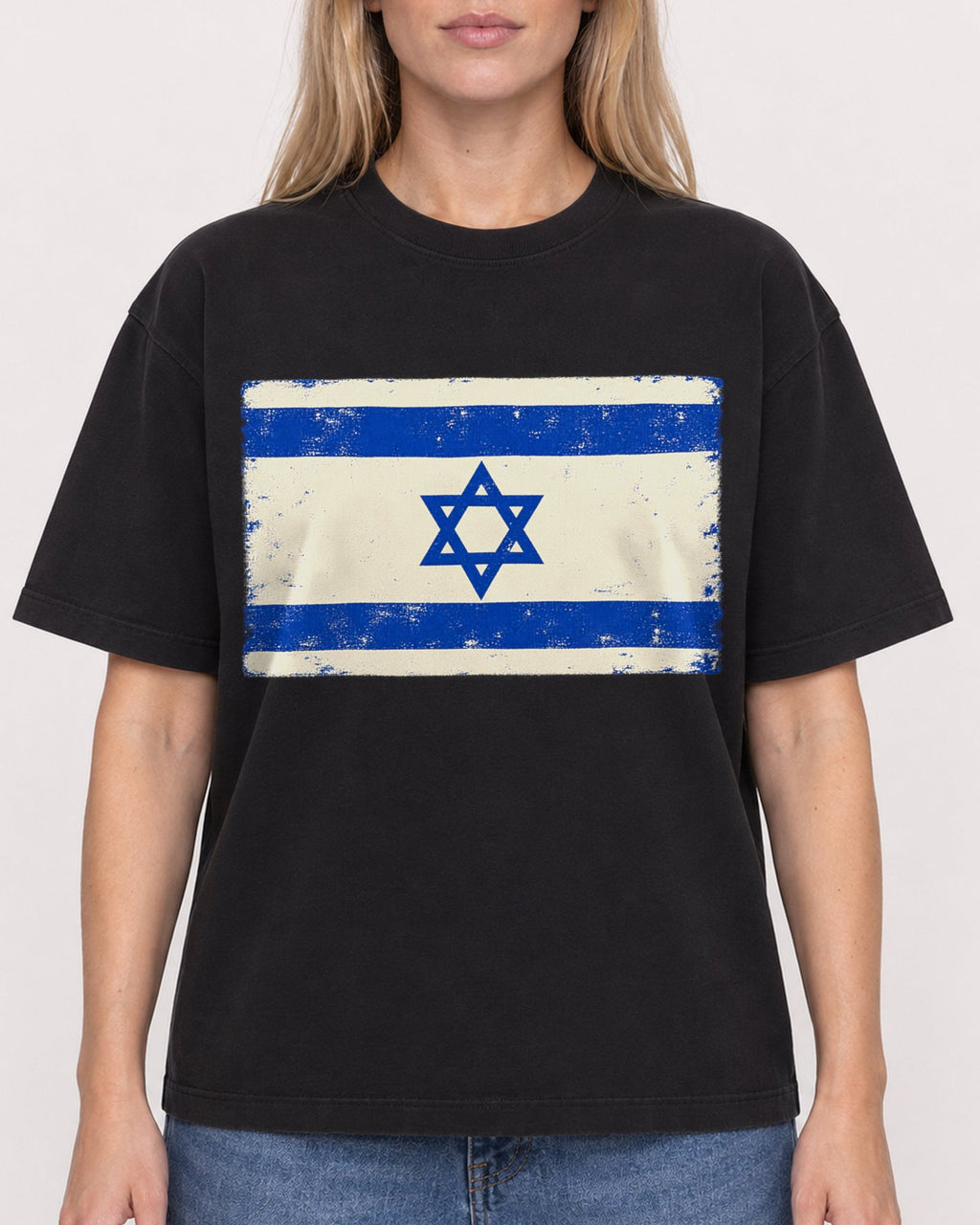 Mockup Boxy Heavyweight Tee Black female close-up 08