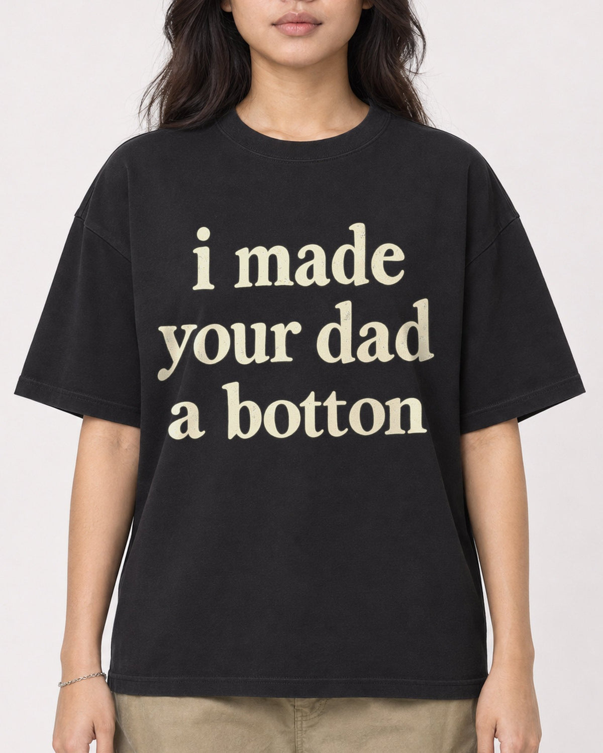 Mockup Boxy Heavyweight Tee Black female close-up 02