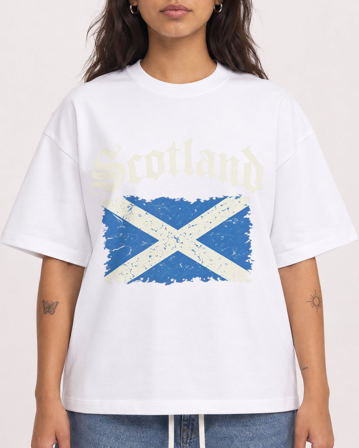 Mockup Boxy Heavyweight Tee White female close-up 06