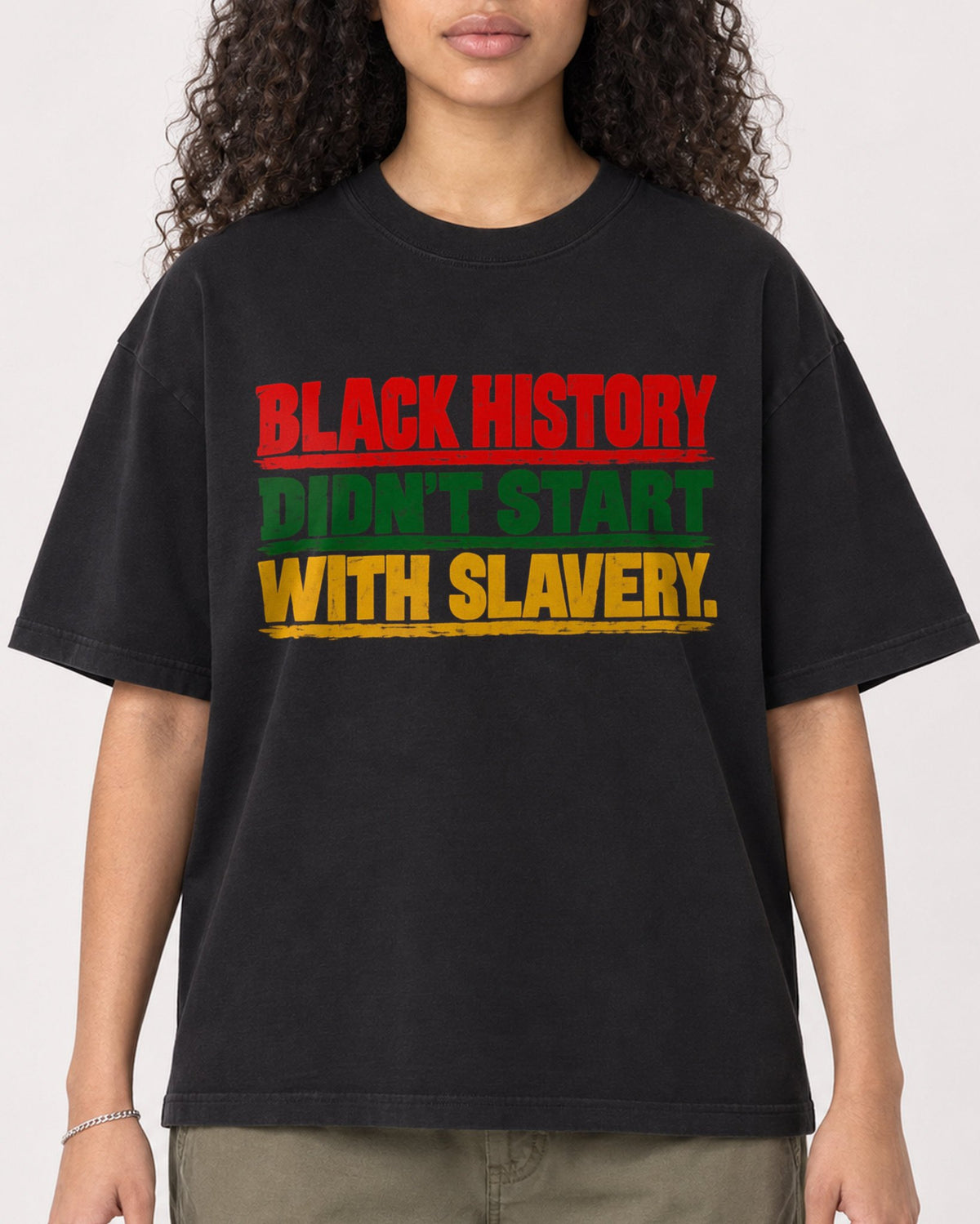 Mockup Boxy Heavyweight Tee Black female close-up 10
