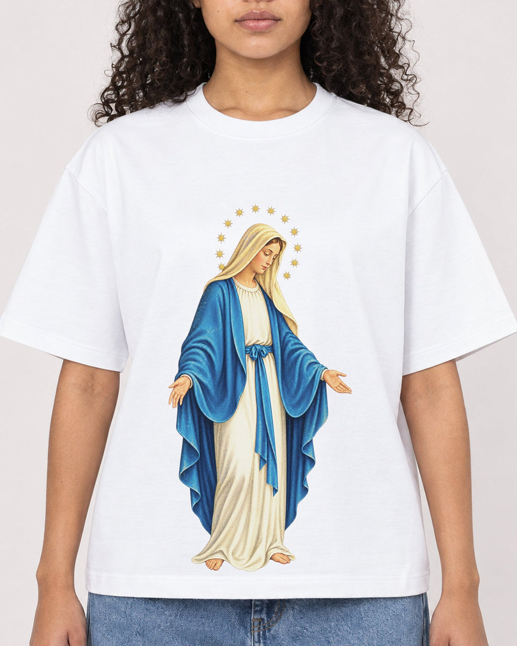 Mockup Boxy Heavyweight Tee White female close-up 10