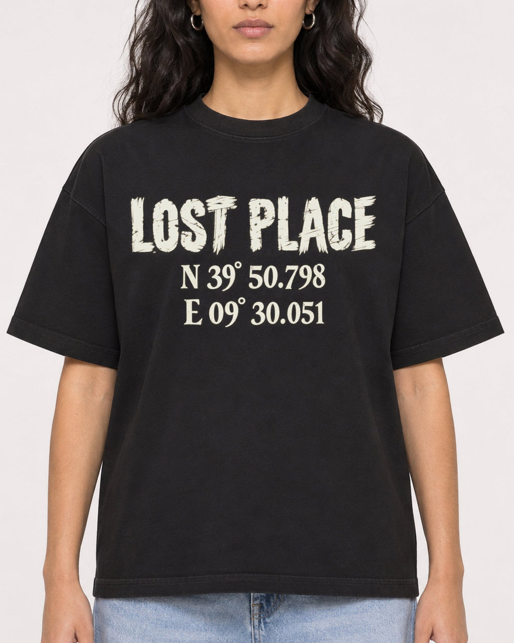 Mockup Boxy Heavyweight Tee Black female close-up 07