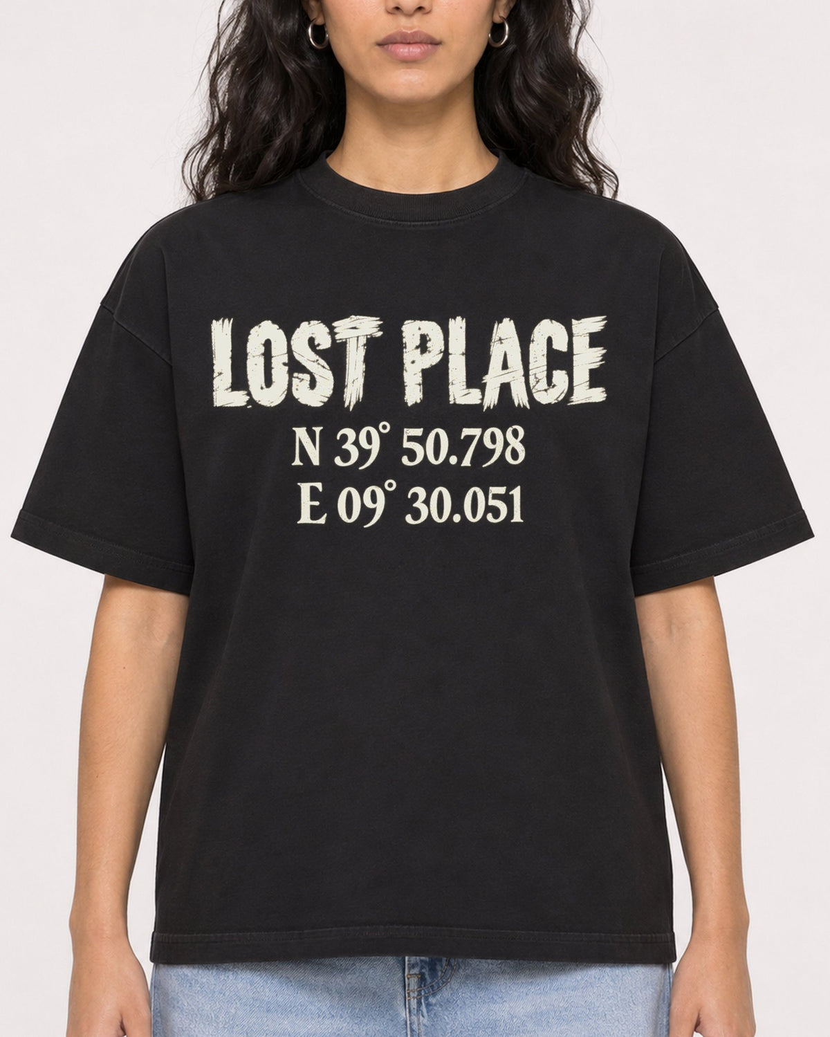 Mockup Boxy Heavyweight Tee Black female close-up 07