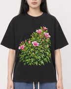 Mockup Boxy Heavyweight Tee Black female close-up 01