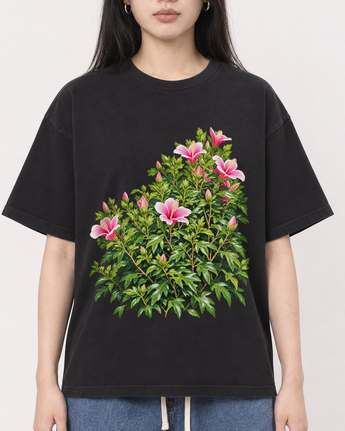 Mockup Boxy Heavyweight Tee Black female close-up 01