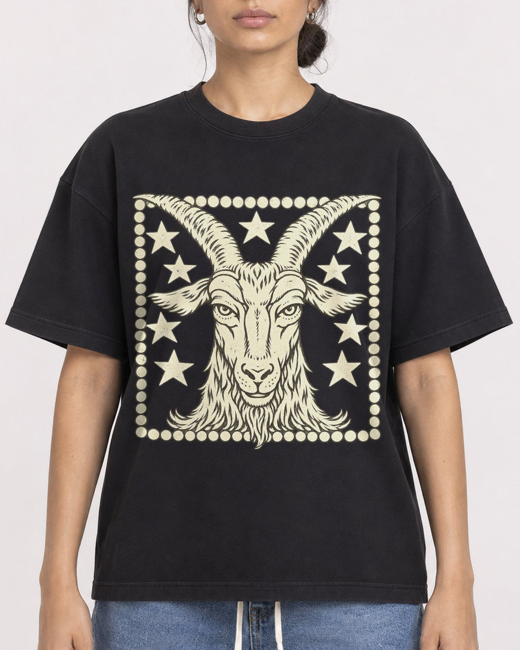 Mockup Boxy Heavyweight Tee Black female close-up 17