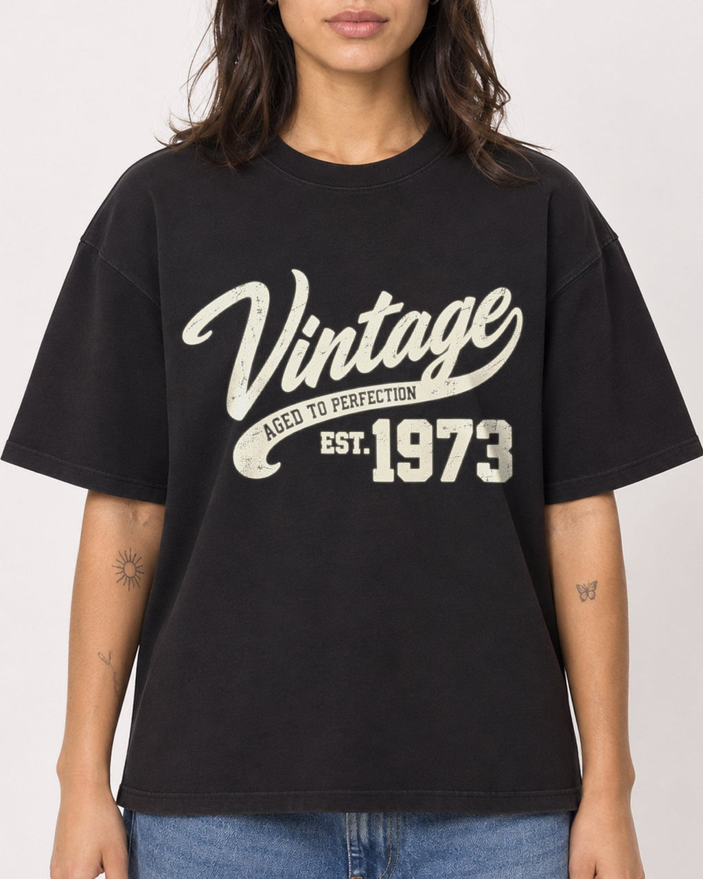 Mockup Boxy Heavyweight Tee Black female close-up 36