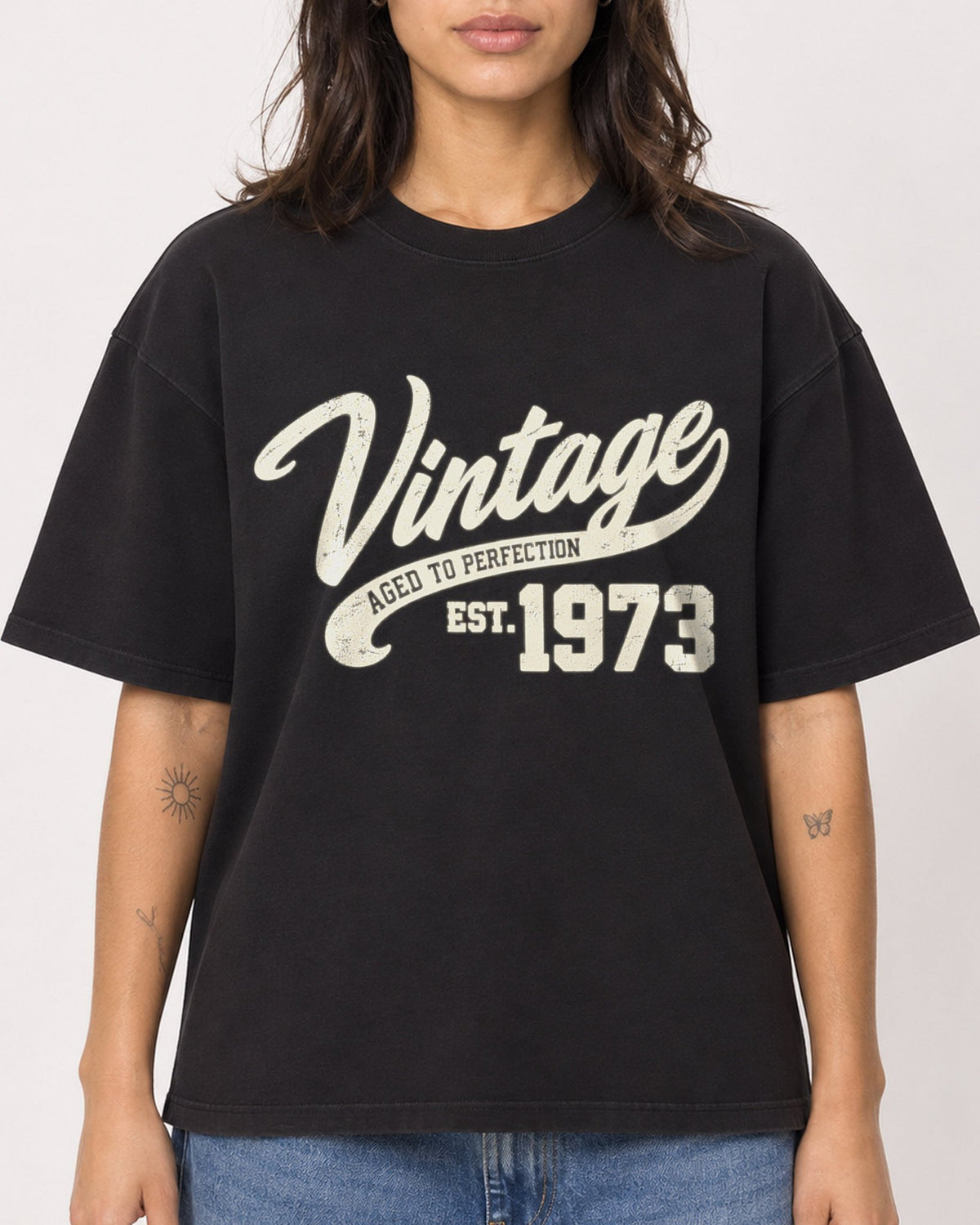 Mockup Boxy Heavyweight Tee Black female close-up 36