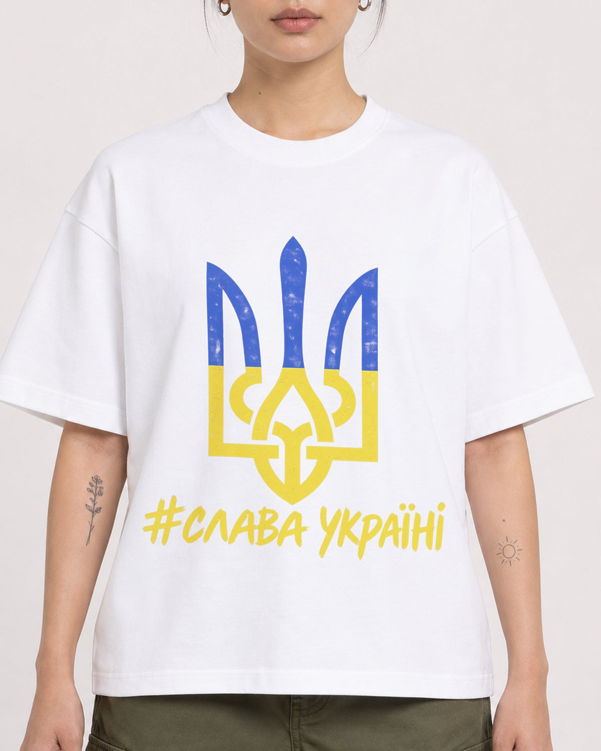 Mockup Boxy Heavyweight Tee White female close-up 12
