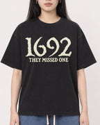 Mockup Boxy Heavyweight Tee Black female close-up 01