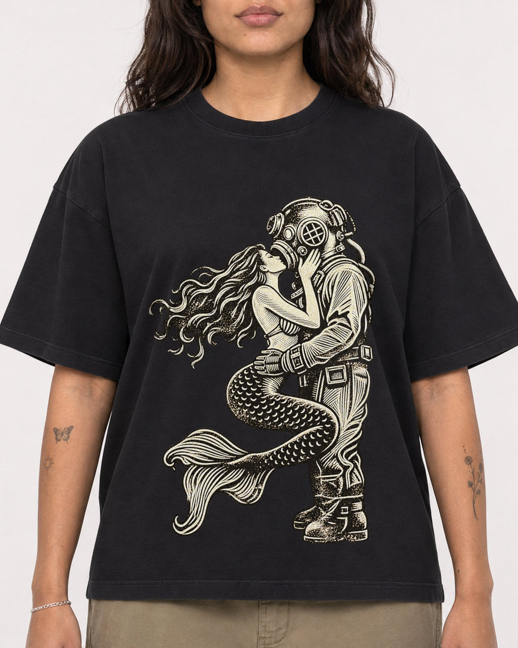Mockup Boxy Heavyweight Tee Black female close-up 06
