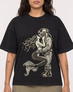 Mockup Boxy Heavyweight Tee Black female close-up 06